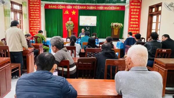 UBND xã An Phú làm việc với các hộ dân sinh sống tại khu vực thực hiện vận chuyển, san lấp những vị trí bị trũng thấp dọc bãi biển xã An Phú