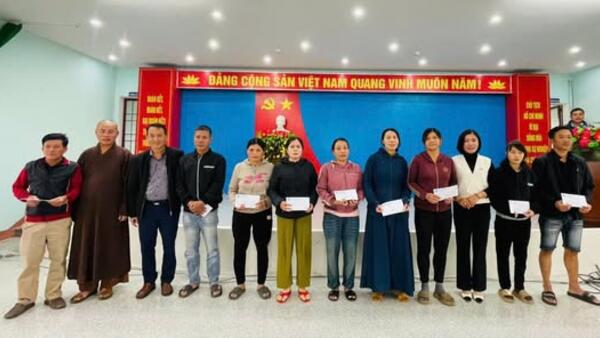 Chùa Hoa Sơn (xã An Phú) trao tặng 100 suất quà hỗ trợ cho các hộ gia đình có nhà bị tốc mái và thiệt hại tài sản do bão số 13 gây ra