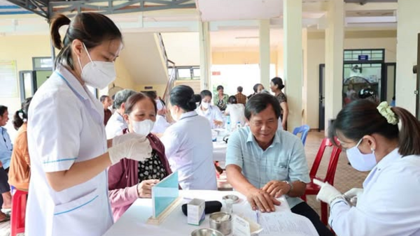 An Phú khám sàng lọc miễn phí tăng huyết áp, đái tháo đường cho người cao tuổi